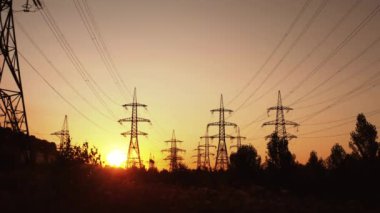 Teknolojik peyzaj, şehir. Kutbun enerjisi yükselen güneşin ışınlarında. Yüksek kurşunun transferi için gönderiler. Çelik elektrik sütunları kavramı