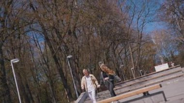 Mutlu insanlar parktaki bankta romantik bir randevu geçiriyorlar. Romantik çift sokakta birlikte vakit geçiriyor. Birlikte geçirdiğimiz zamanın tadını çıkarıyorum.
