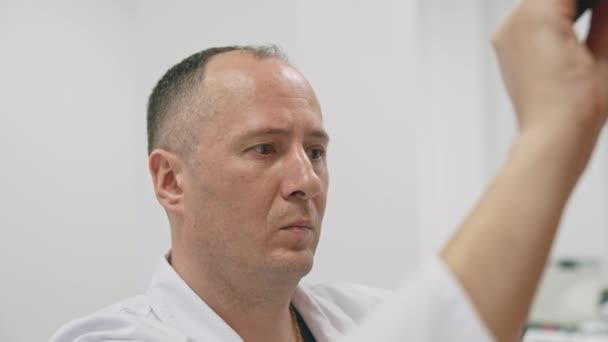 Ahli Bedah Plastik Menandai Tubuh Laki Laki Untuk Operasi Operasi — Stok Video