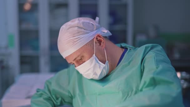성형술이요 플라스틱 수술실에서 일하는 외과의사 수술실에 현대적인 — 비디오