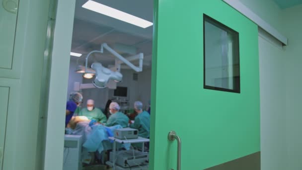 Zespół Chirurgów Wykonujących Operacje Plastyczne Nowoczesnej Klinice Grupa Pracowników Medycznych — Wideo stockowe
