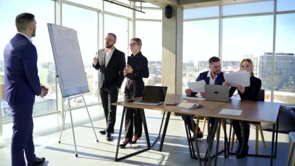 Equipe Negócios Feliz Discutindo Juntos Reunião Escritório Com Laptop Brainstorming — Vídeo de Stock