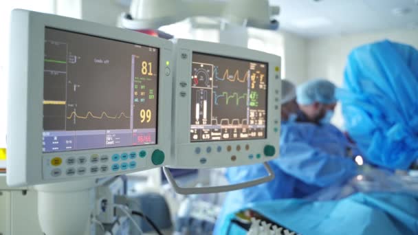 本物の医療モニターは 手術中に重要な兆候を示しています 患者の心拍と血圧の電気活動のグラフィック クローズアップ — ストック動画