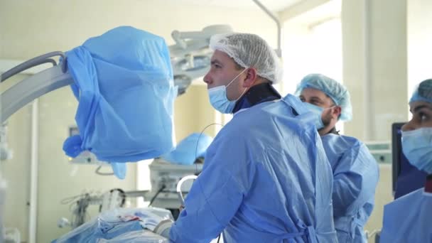 Läkargruppen Utför Operation Till Patient Kirurger Medicinsk Uniform Och Masker — Stockvideo
