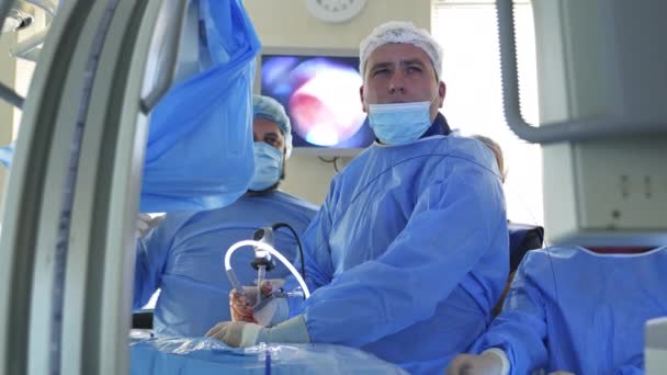 Хірурги Працюють Операційній Група Хірургів Операційній Кімнаті Хірургічним Обладнанням — стокове відео