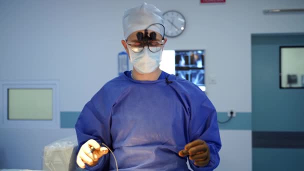 Médico Durante Cirugía Quirófano Proceso Quirúrgico Con Ayuda Nuevos Equipos — Vídeos de Stock