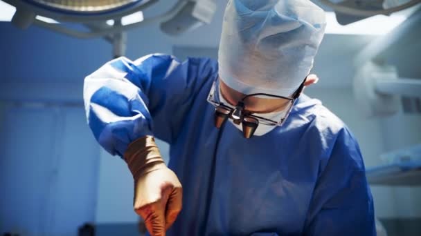 Lekarz Podczas Operacji Sali Operacyjnej Proces Chirurgiczny Przy Pomocy Nowego — Wideo stockowe