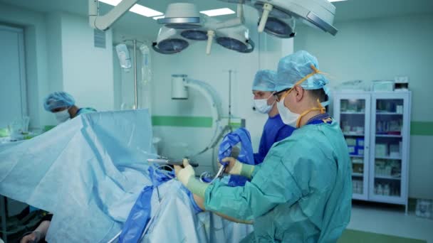 Trauma Műtét Folyamata Sebészek Csoportja Műtőben Sebészeti Felszereléssel — Stock videók