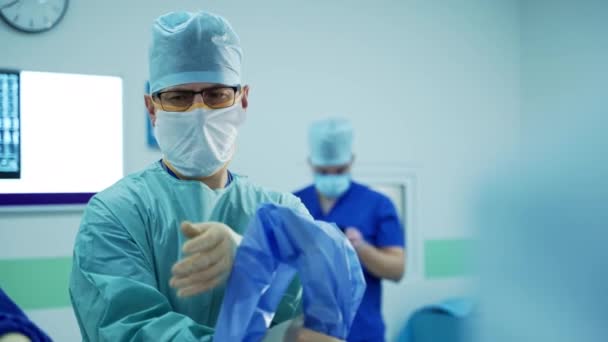 医者のグループは患者に手術を行う 手術室で働く制服やマスクの外科医 — ストック動画
