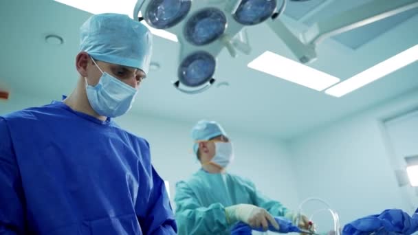Dokter Profesional Yang Melakukan Operasi Ruang Operasi Dokter Selama Operasi — Stok Video