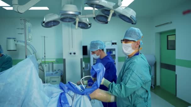 Travma Cerrahisi Işlemi Ameliyathanede Ameliyat Ekipmanlarıyla Bir Grup Cerrah — Stok video