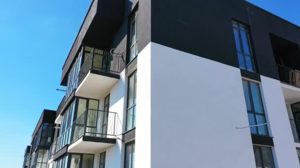 Neu Errichtete Moderne Wohnhausfassade Äußere Des Mehrstöckigen Gebäudes Modernes Design — Stockvideo