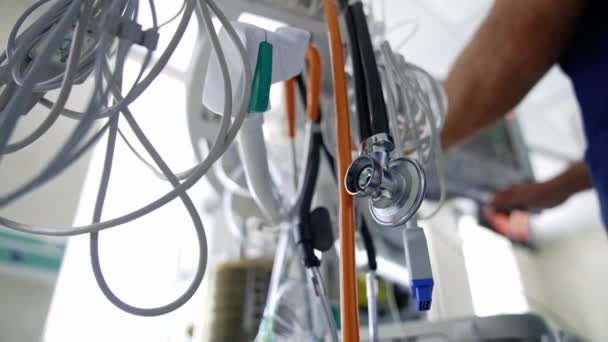 现代人工肺通气医疗设备 麻醉机通风机在手术室内支持病人的生命 — 图库视频影像