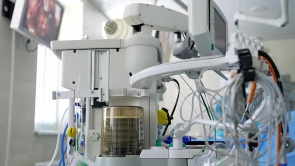 Anestezi Makinesi Vantilatörü Doktorların Bulanık Geçmişinde Hastanın Hayatını Kurtarmak Için — Stok video