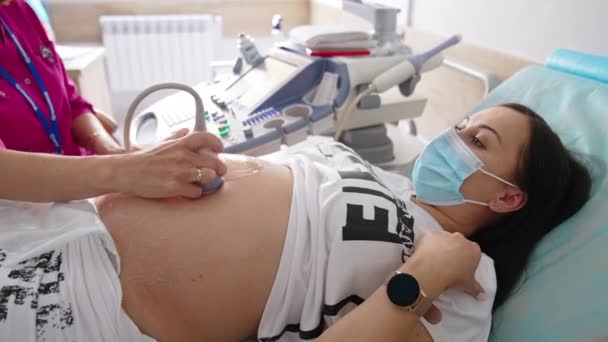 Kadın Doktor Klinikte Hamile Bir Kadının Karnına Ultrason Yapıyor Ultrason — Stok video