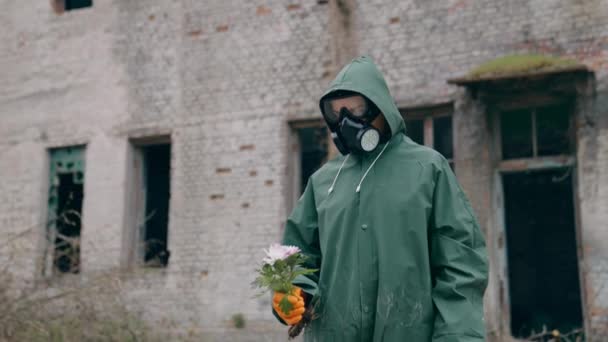 Überlebender Hält Blumen Mit Zerstörtem Gebäude Der Hand Person Chemikalienschutzanzug — Stockvideo