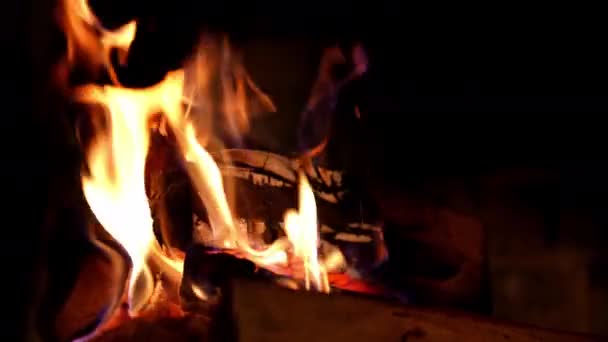 Ostříhaný Pohled Dřevo Hořící Krbu Noci Teplý Útulný Oheň Krbu — Stock video