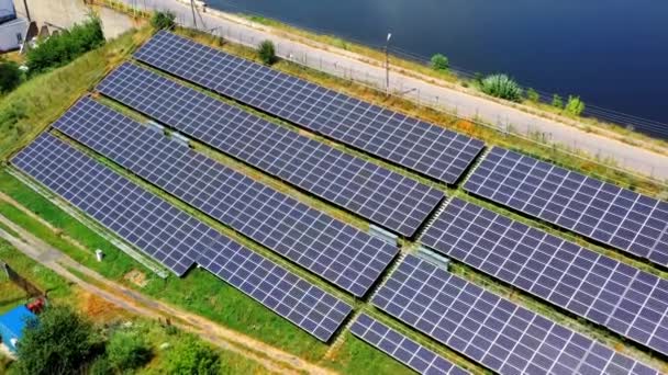 Energia Odnawialna Elektrowni Słonecznej Lot Nad Niebieskimi Słonecznymi Bateriami Świetle — Wideo stockowe