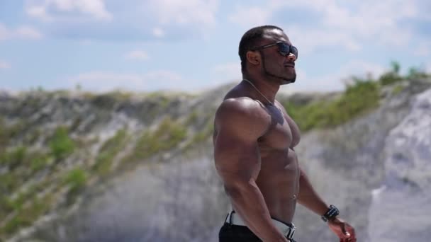 Pinggang Sampai Potret Pandangan Dari Atlet Telanjang Pria Mengenakan Kacamata — Stok Video