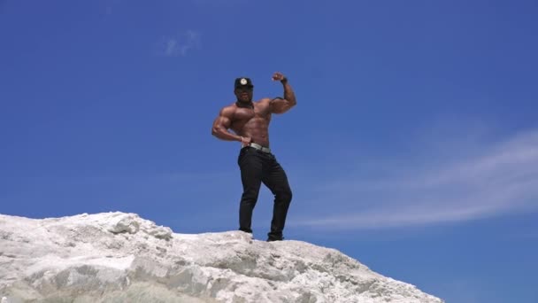 Visão Baixo Ângulo Fisiculturista Forte Ajuste Mostrando Seu Bíceps Bonito — Vídeo de Stock