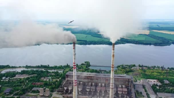 Drone Shot Van Industriële Zone Met Dikke Smog Het Verbranden — Stockvideo