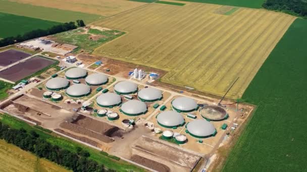 生产被称为生物气的可持续燃料 新工厂在田里从上面看生态生产概念 — 图库视频影像