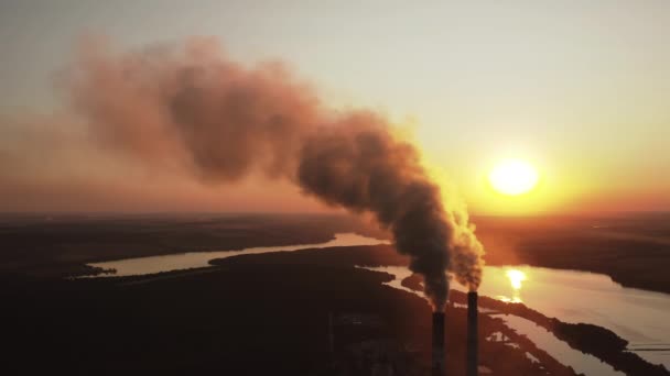Nagyfeszültségű Oszlop Magas Feszültségű Torony Égbolt Háttér Gyári Cső Füsttel — Stock videók