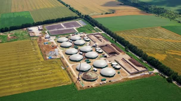 从空中俯瞰现代生物加油站或工厂 生化气厂 可持续生产 生态生产概念 — 图库视频影像