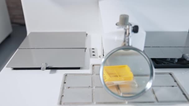用现代显微镜工作的女科学家 女科学家通过实验室的显微镜研究生物样品 — 图库视频影像