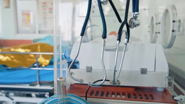 Медичний Манекен Ліжку Практикується Медичним Моделюванням Манекену Лікарні Лялька Концепції — стокове відео