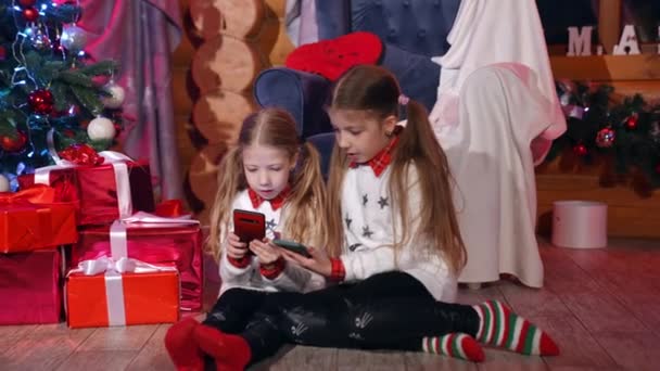 Noel Yeni Cep Telefonları Alan Küçük Kızlar Çocuklar Yılbaşı Hediyesi — Stok video