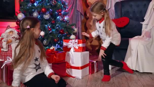 Çocuklar Noel Süslemeli Odada Hediyeleri Açıyor Şirin Küçük Kızlar Yerde — Stok video