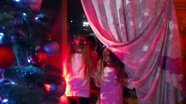 Noel Gecesi Noel Baba Bekleyen Çocuklar Oturma Odasında Noel Baba — Stok video