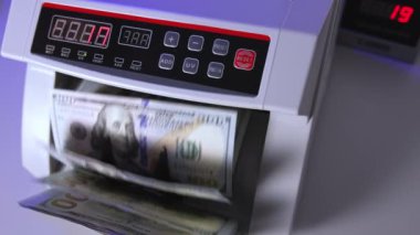 Bankada dolar sayma ekipmanı. Para bankacılığı. Para ve ekonomi kavramı. Kırpılmış görünüm