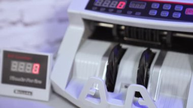 Para ve iş. Özel makineye güvenen para. Dolar kavramlı modern bankacılık. Kırpılmış görünüm