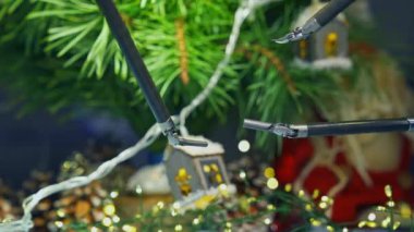 Noel ağacını Noel 'e hazırlanırken süsleyen Gadget insansı robotu. Kesik manzara. Gelecek teknolojileri kavramı