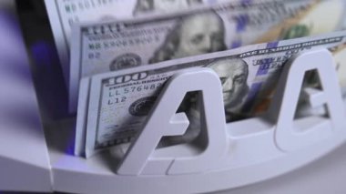 Finans şirketinin parası sayılıyor. Bankadaki para sayma makinesinin görüntüsü. Para kavramı