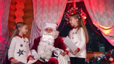 Noel 'de küçük sevimli bir kız evde. Noel Baba 'ya mektup okuyan sevimli çocuklar. Güzel küçük kızlar evlerinde Xmas geçmişinde vakit geçiriyorlar.