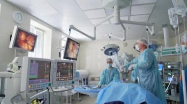 Ekip cerrahı ameliyathanede. Ameliyathanede modern ekipman var. Nöroşirürji konsepti için tıbbi araçlar