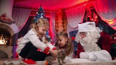 Noel 'de küçük sevimli bir kız evde. Noel Baba 'ya mektup okuyan sevimli çocuklar. Güzel küçük kızlar evlerinde Xmas geçmişinde vakit geçiriyorlar.