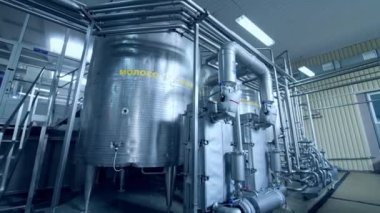 Mayalama tankı olan bir mandıra fabrikası. Mandıra çiftliğindeki teknoloji ekipmanları. Steril üretim