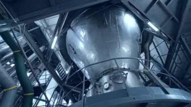 Mayalama tankı olan bir mandıra fabrikası. Mandıra çiftliğindeki teknoloji ekipmanları. Steril üretim