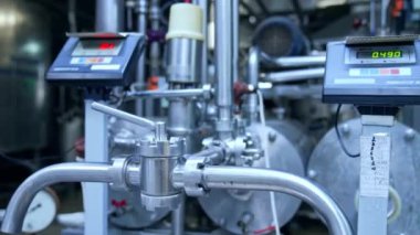 Süt pastörize tankı ve boruları olan mandıra fabrikası. Hareket kamerası görünümü