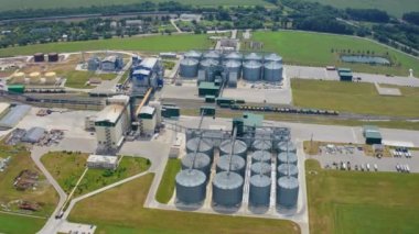 Asansörlü modern fabrika. Yazın tarlada tarım için sanayi bölgesi. Tahıl depolamak için metal kaplar. Hava görünümü