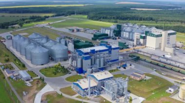 Modern ambar asansörü. Tarım ve üretim tesisinde gümüş silolar. Tarım ürünleri, un, tahıl ve tahıl. Hava görüntüsü video panoraması