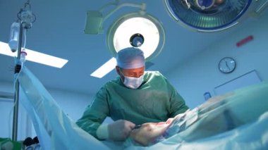 Profesyonel cerrah estetik ameliyat yapıyor. Tıbbi maskeli ve üniformalı bir doktor hastanede ameliyat yapıyor. Tıp konsepti