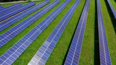 Sahada büyük bir güneş çiftliği. Sıra sıra mavi güneşli bataryalar güneş ışığında temiz ekolojik enerji alırlar. Güneş enerjisi istasyonunda yenilenebilir enerji. Hava görünümü