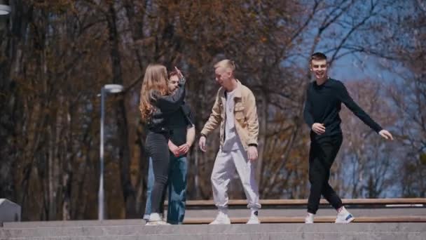 Забавные Молодые Люди Танцуют Прыгают Улице Группа Парней Девушка Веселятся — стоковое видео