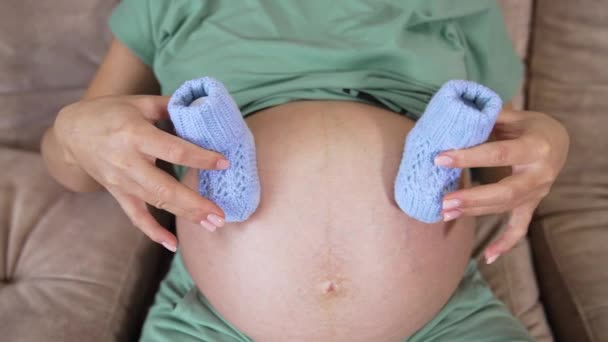 怀孩子的孕妇肚子 带着婴儿用品的孕妇 靠近点 — 图库视频影像