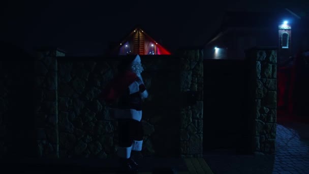 Kerstman Met Tas Die Straat Loopt Kerstavond Silhouet Van Kerstman — Stockvideo